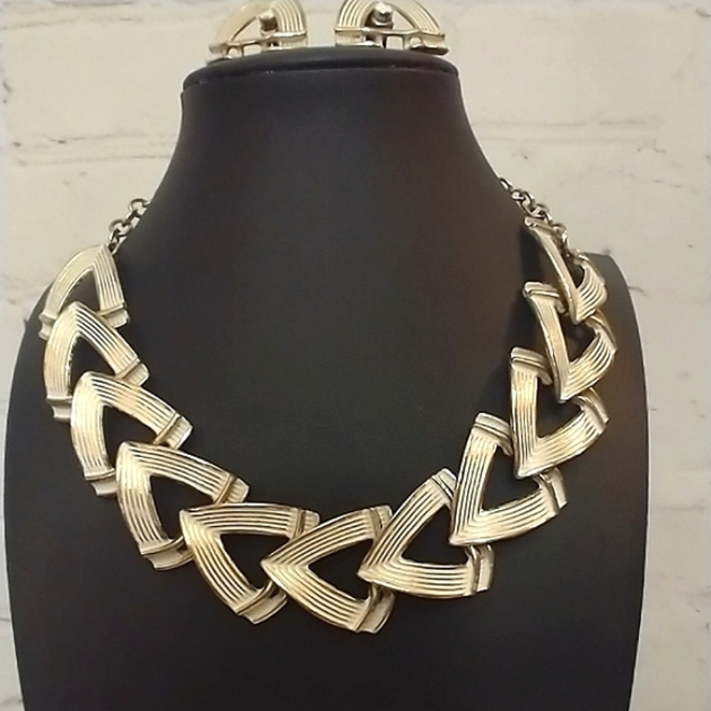 Vtg Gold Tone & White Enamel Adjustable Collar Necklace & Clip On Earring Set - Picture 2 of 7
